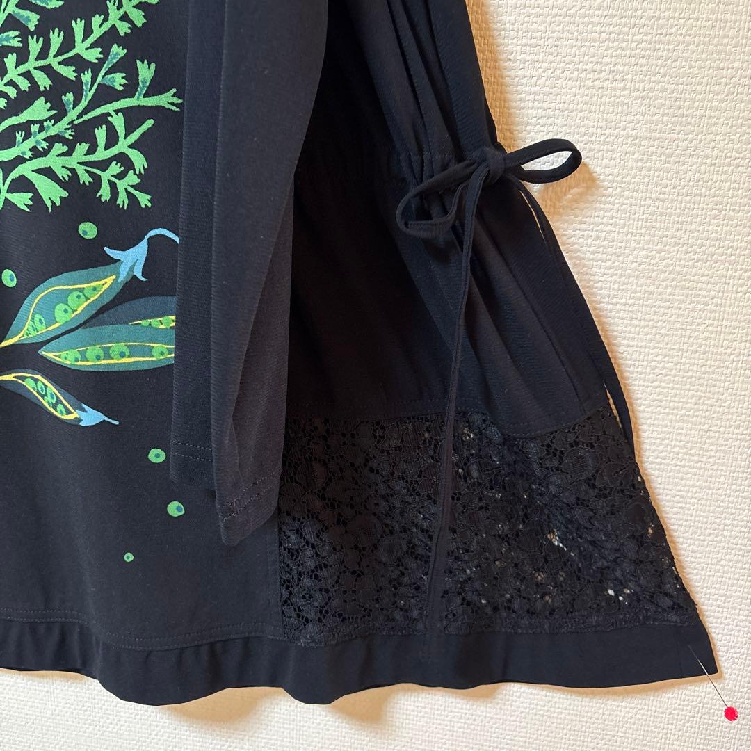 【美品】✨トクコプルミエヴォル✨黒地に野菜の柄で両脇の裾レースのチュニック❣️