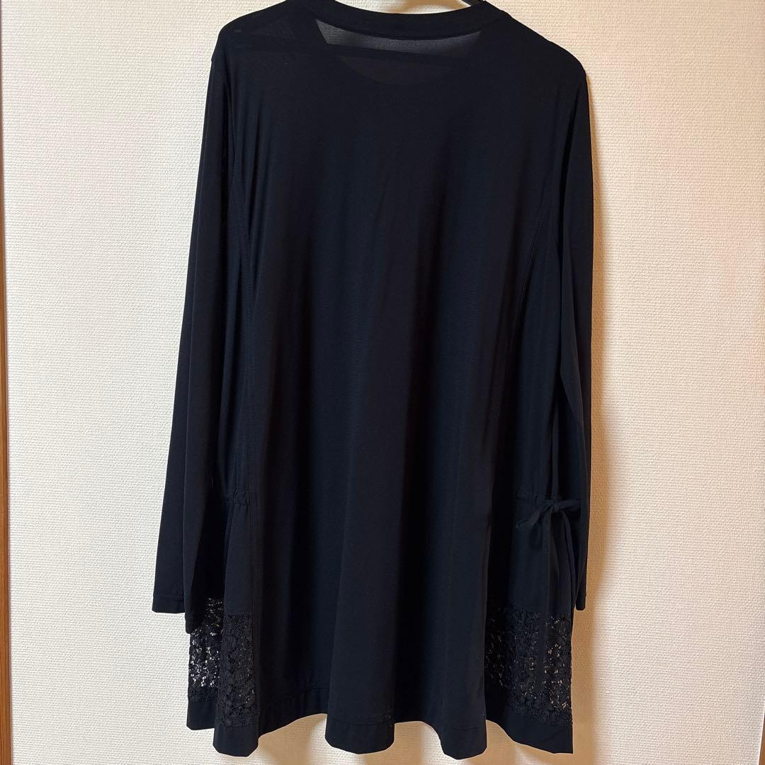 【美品】✨トクコプルミエヴォル✨黒地に野菜の柄で両脇の裾レースのチュニック❣️