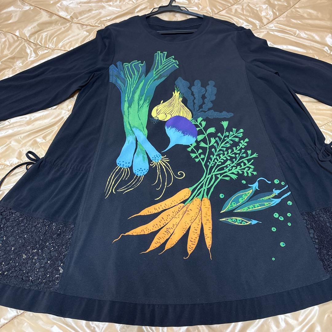 【美品】✨トクコプルミエヴォル✨黒地に野菜の柄で両脇の裾レースのチュニック❣️