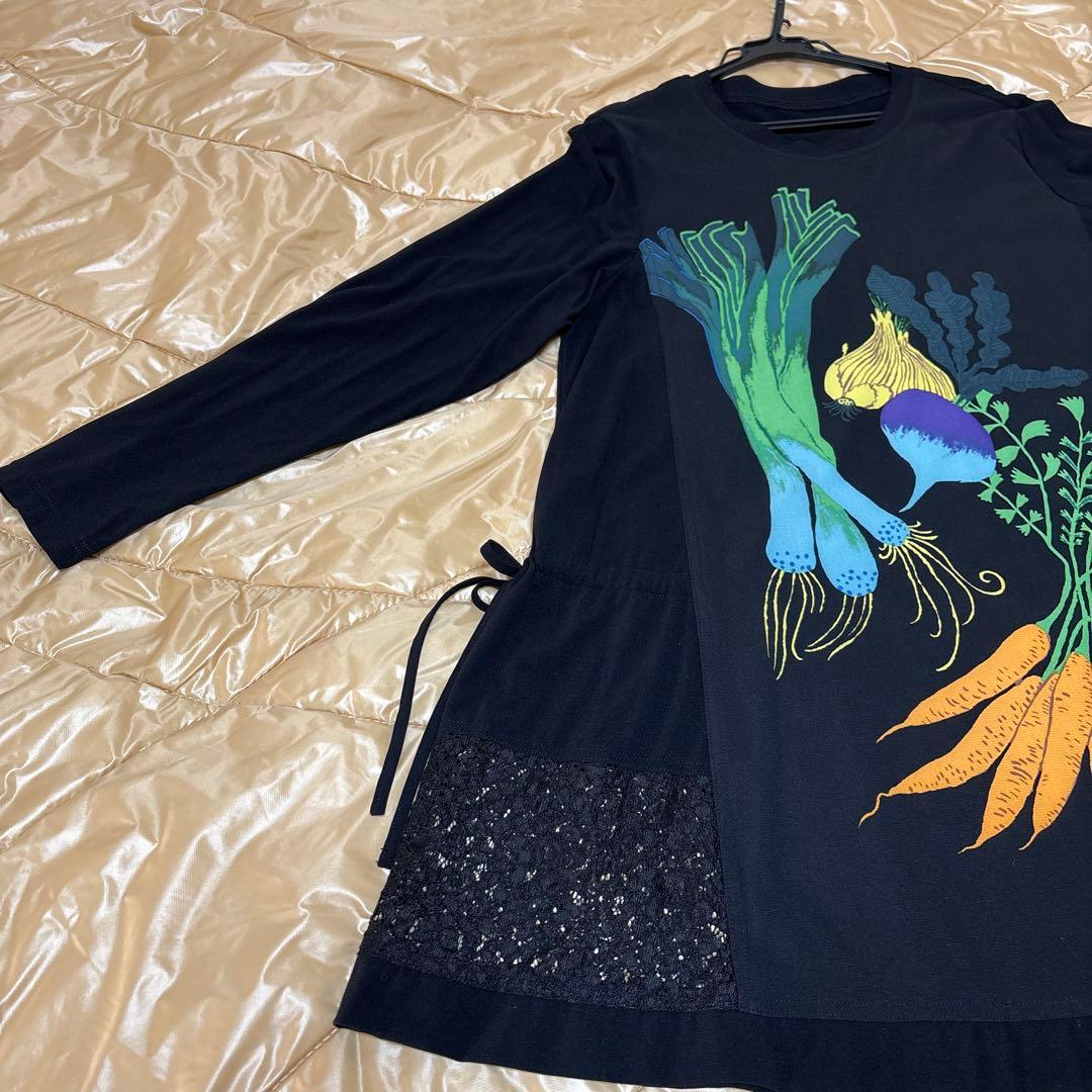 【美品】✨トクコプルミエヴォル✨黒地に野菜の柄で両脇の裾レースのチュニック❣️