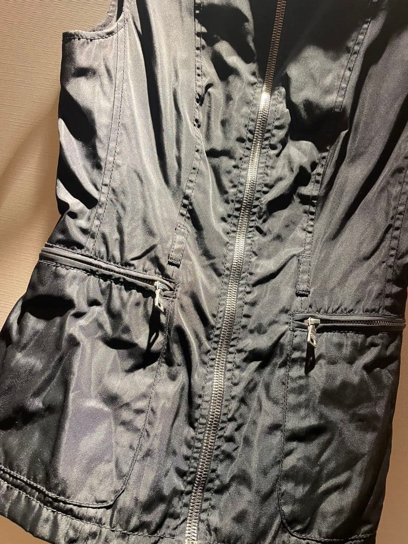 質屋に行く明日まで！PRADA　レザー切り替えベスト