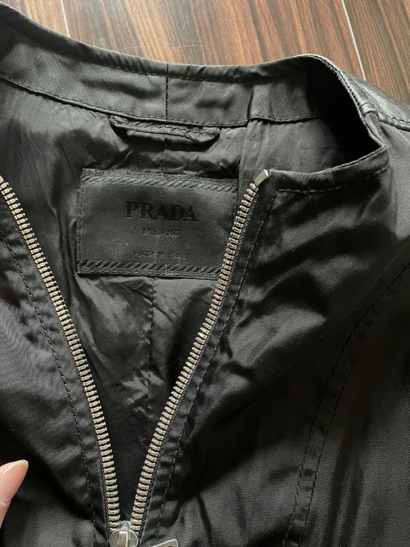 質屋に行く明日まで！PRADA　レザー切り替えベスト