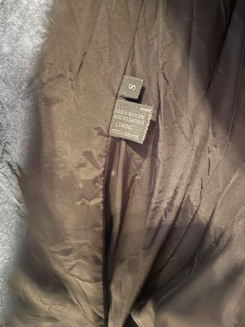 質屋に行く明日まで！PRADA　レザー切り替えベスト