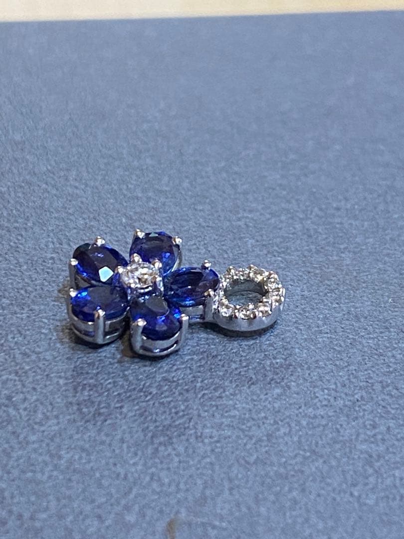 K18ホワイトゴールド ダイヤサファイア チャーム