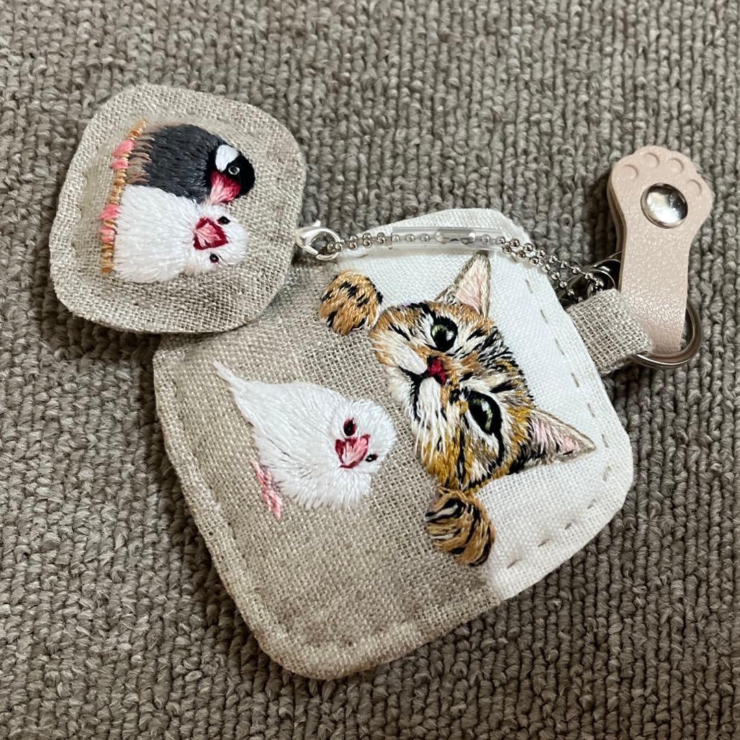 ゆ*い様 ハンドメイド刺繍キーホルダー　白文鳥と茶トラさん