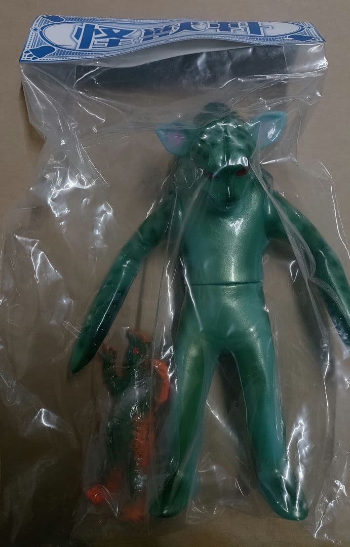 新品・怪獣軒ソフビ　シルバー仮面チグリス星人（ミニインバス星人付）