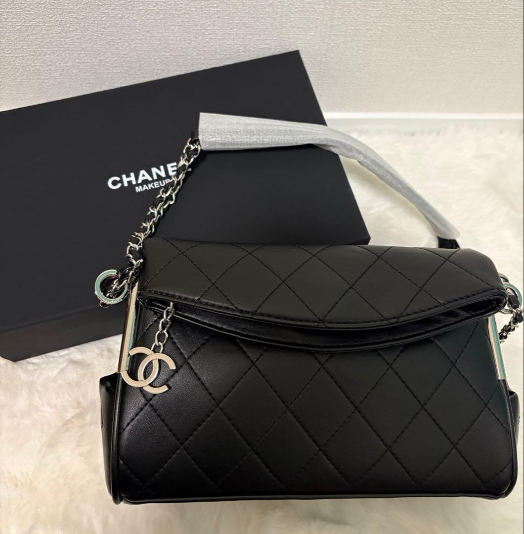CHANEL ブラックレザー ショルダーバッグ ノベルティ チャーム