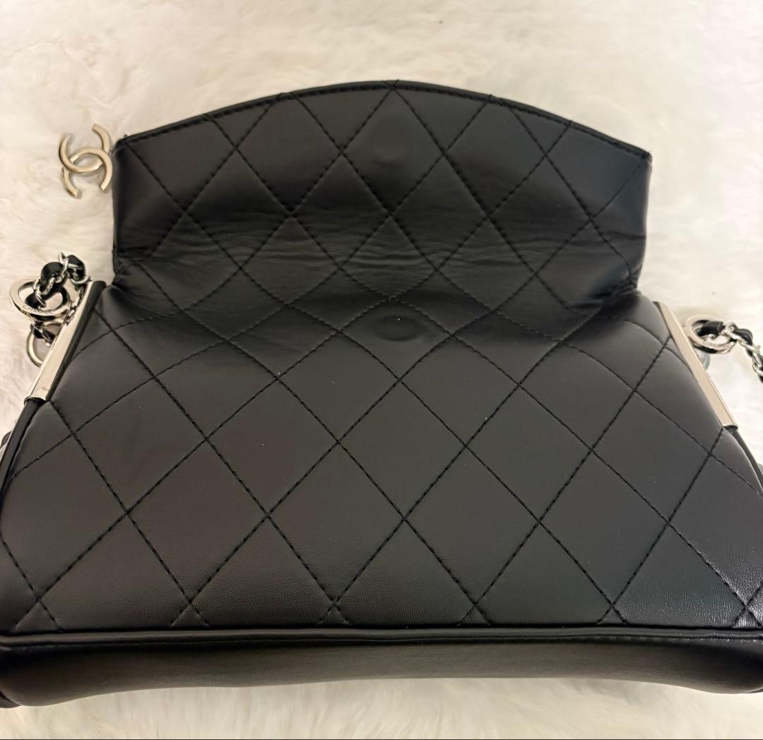 CHANEL ブラックレザー ショルダーバッグ ノベルティ チャーム