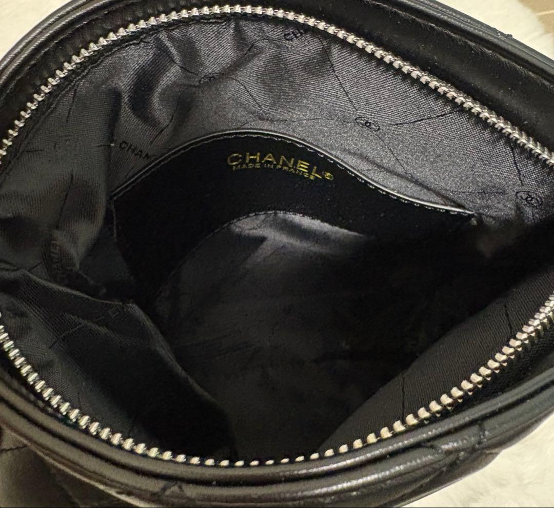 CHANEL ブラックレザー ショルダーバッグ ノベルティ チャーム