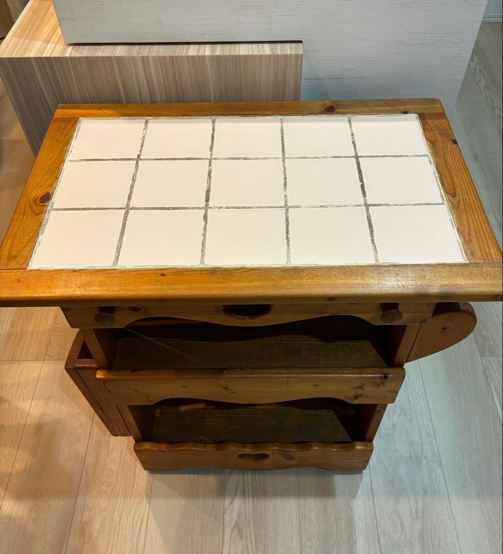 オーダー家具　カントリー家具　ワゴン　キャスター付き　タイル付き　ハート　収納棚