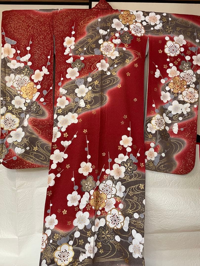 ぱ*む様 【再出品・引越し処分】送料込み・売り切り!! 成人式の赤い花柄振袖と付