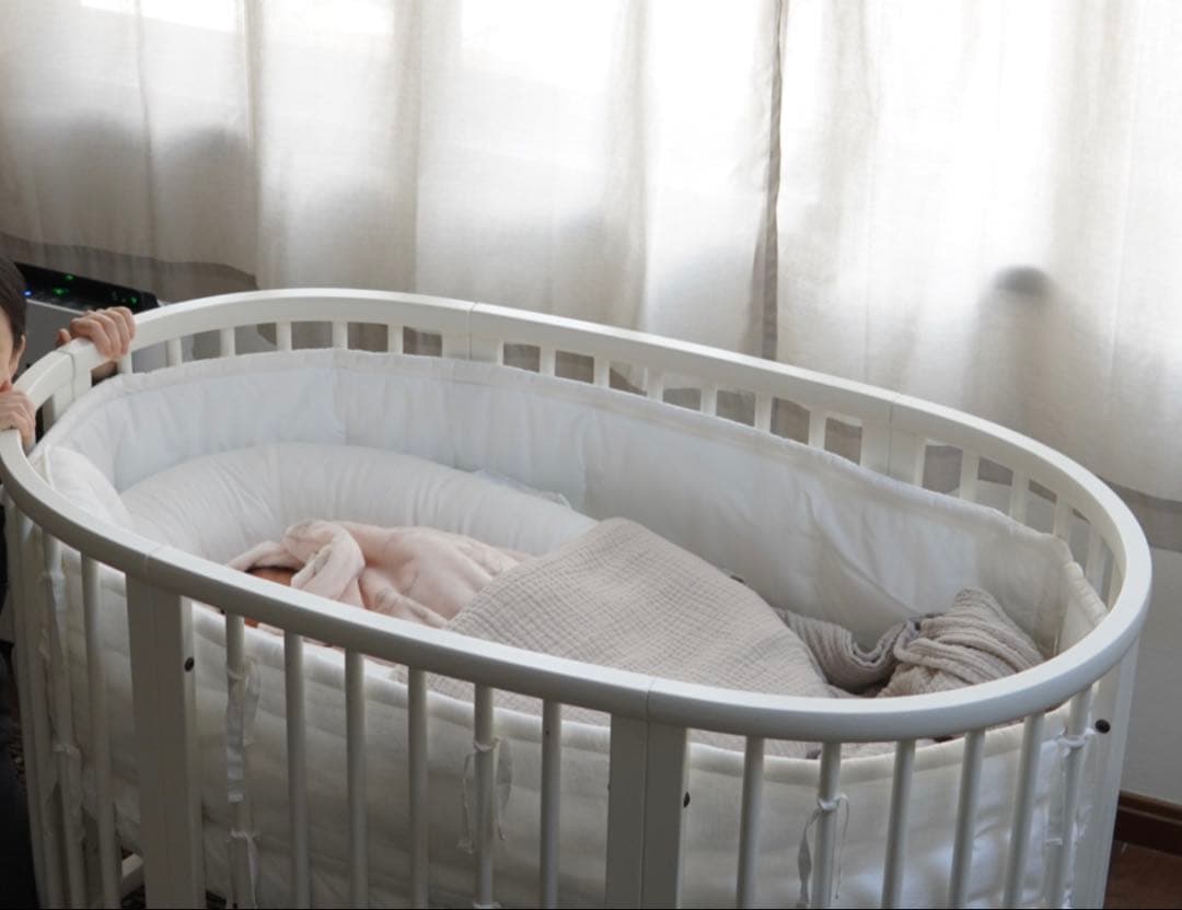 STOKKE SLEEPI ホワイトオーバル ベビーベッド