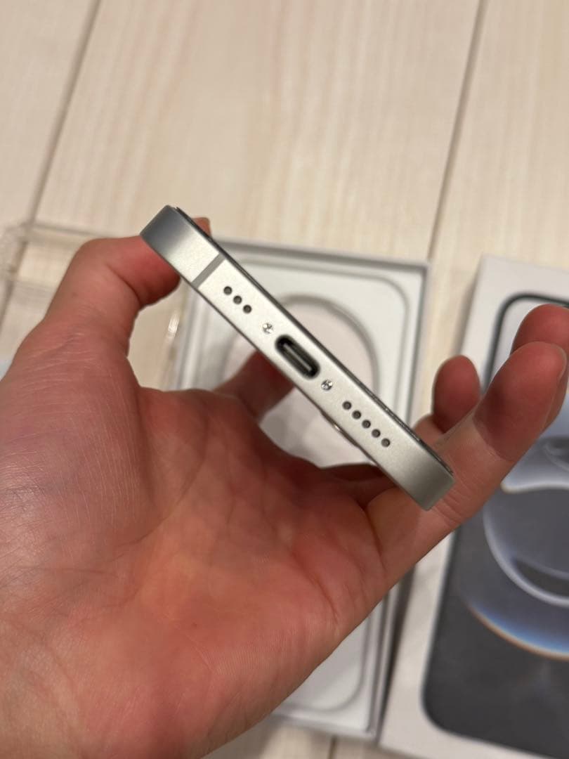 超美品 iPhone 16e 128GB ホワイト｜US版｜バッテリー100％