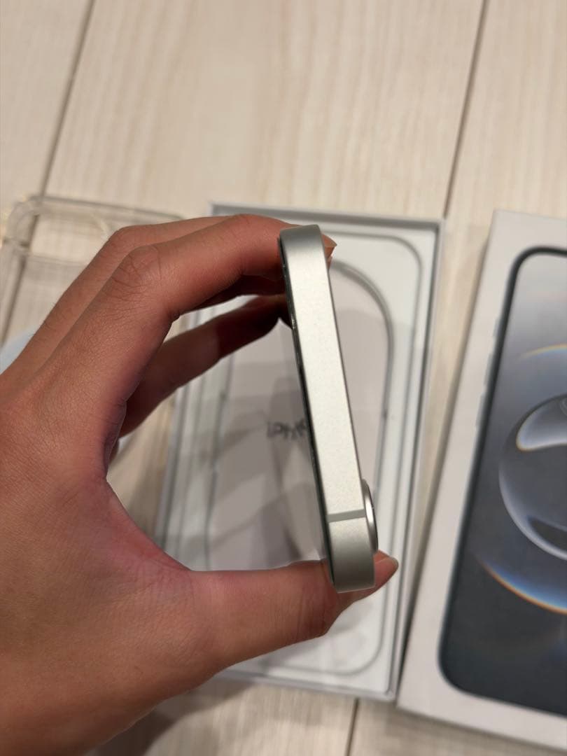 超美品 iPhone 16e 128GB ホワイト｜US版｜バッテリー100％