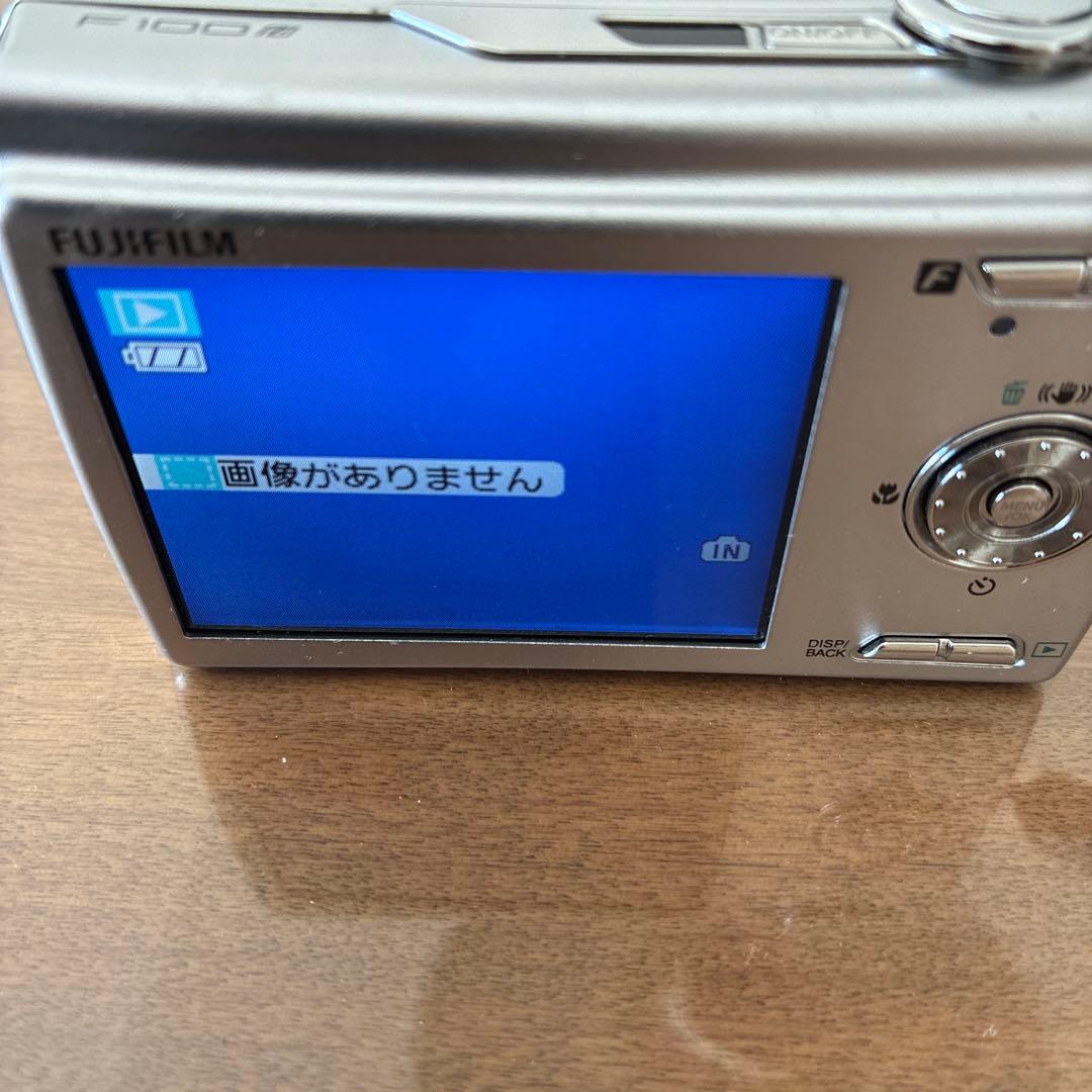 Fujifilm FinePix F100 シルバー