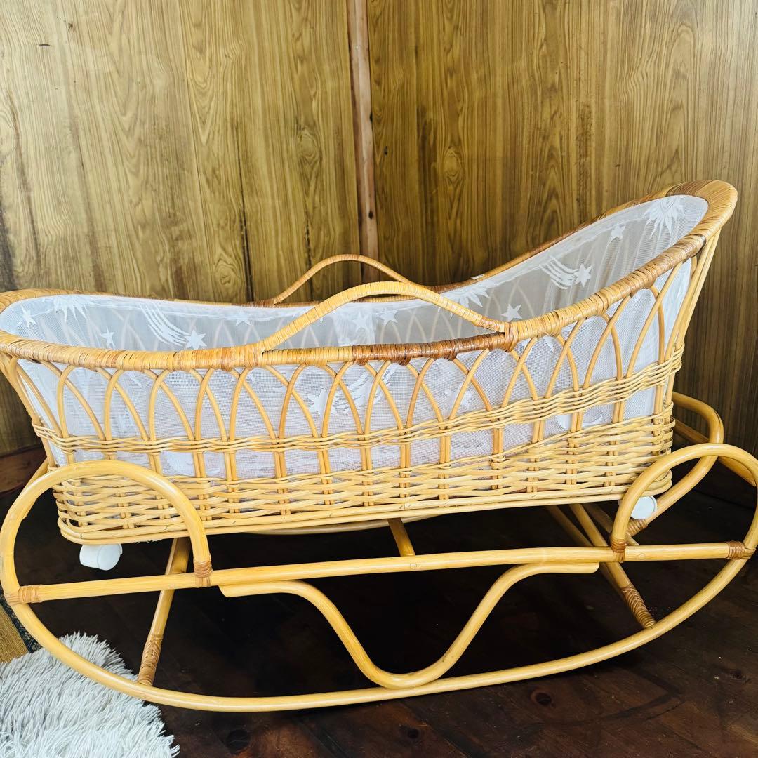 ラタン　籐　レース　ベビーベッド　ベビー家具　キャスター付き　　防水マット付き