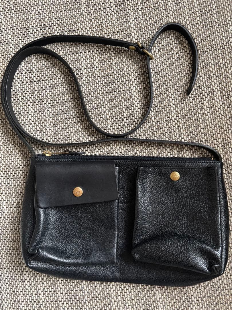 イルビゾンテ　レザー ボディバッグ