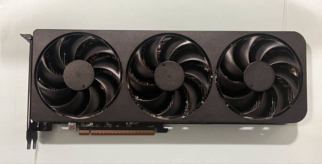 玄人志向 Radeon RX 9070 トリプルファン搭載