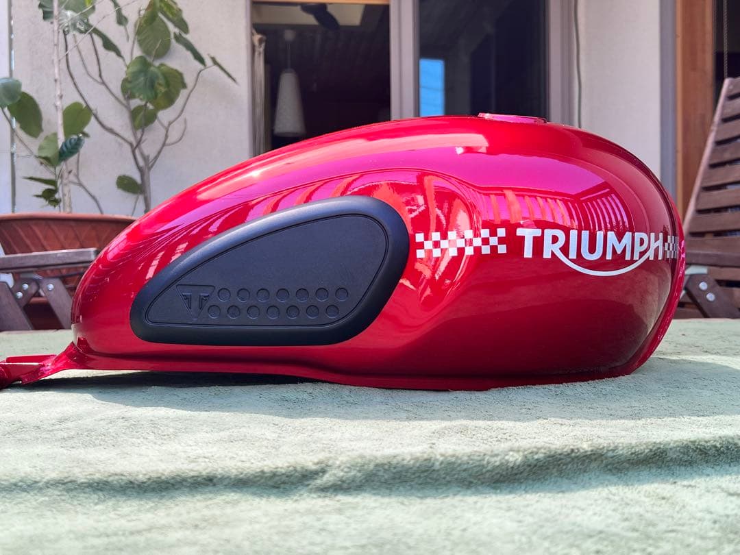 トライアンフ　スピードツイン　スクランブラー　純正タンク　新車外し