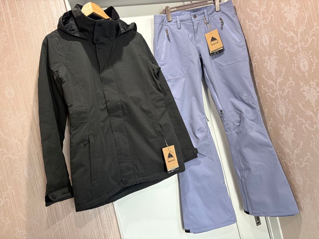 新品　バートン　ウーマンズスノーボードウエアジャケットとボトムの上下セット