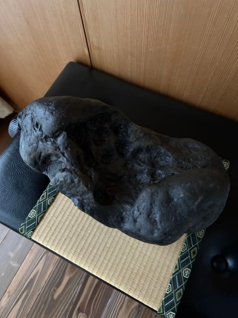 新潟県南魚沼市　水無川産　八海石うぶ石　何処からでも観れる珍しい一石