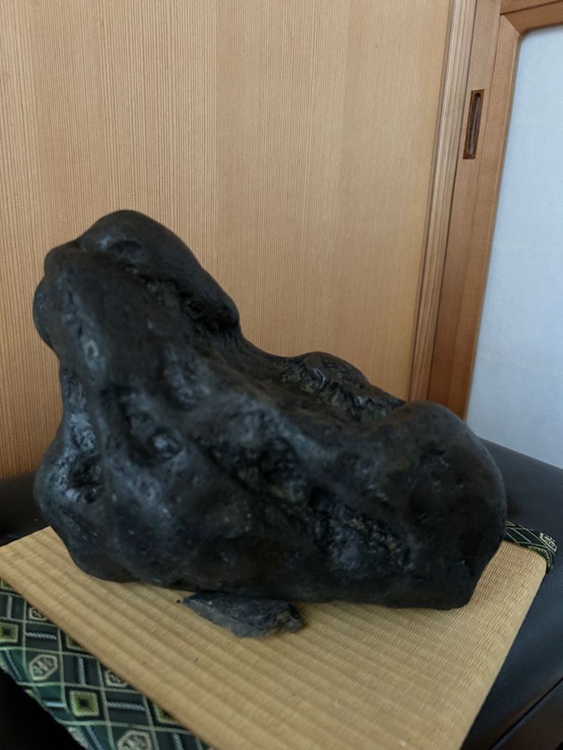 新潟県南魚沼市　水無川産　八海石うぶ石　何処からでも観れる珍しい一石