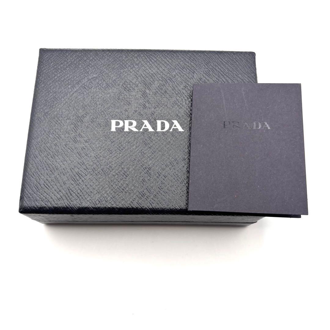 プラダ キーホルダー キーリング 三角ロゴ サフィアーノレザー ブラック 箱