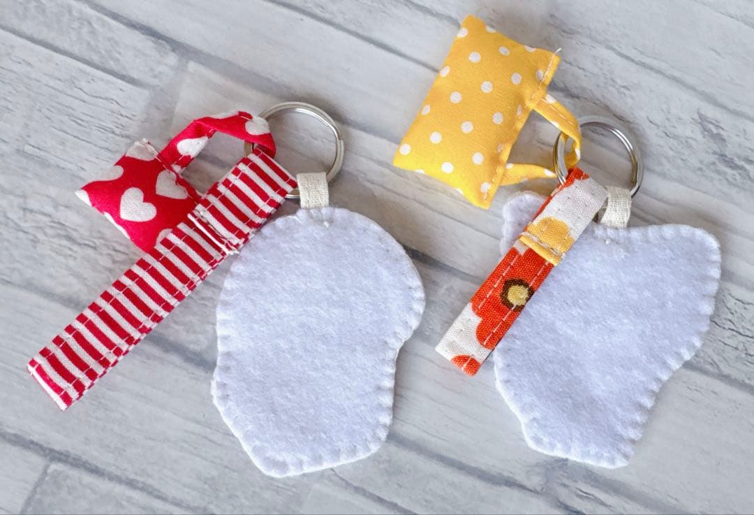 専用　ハンドメイド　刺繍　チワワ　ミニリュック型ポーチ　ひょっこりトートバッグ