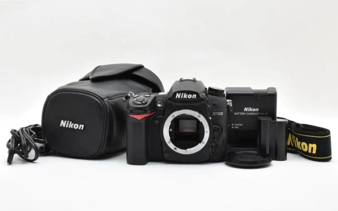 Nikon ニコン D7000 ボディ 美品 ケース付 ストラップ付 純正