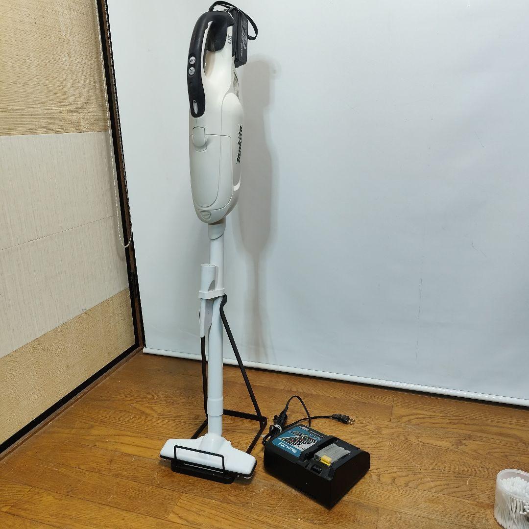 マキタ 掃除機 CL182FD 電池/充電器付、スタンド付き 18ボルト