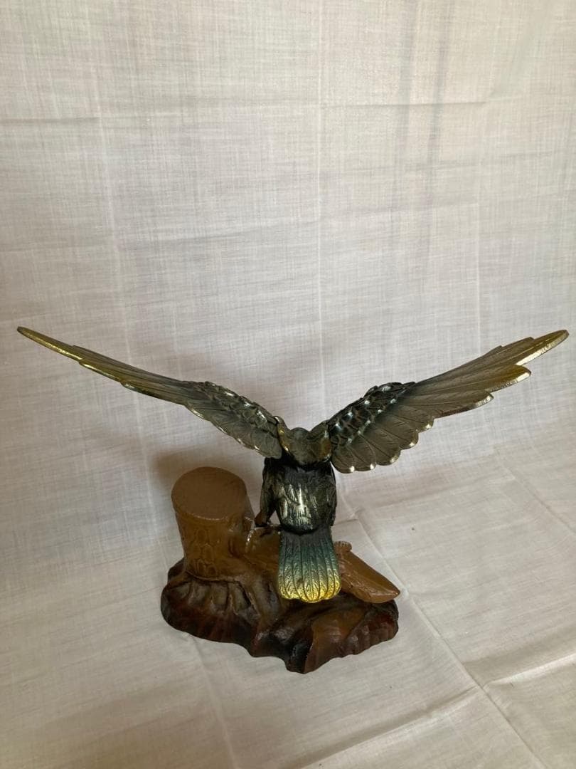 鷹の置物　 金属製　 オブジェ
