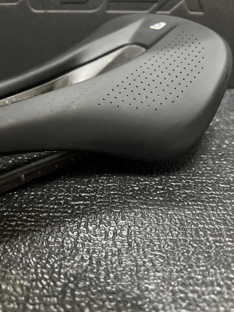 【新品】 CADEX AMP カーボンサドル 129g