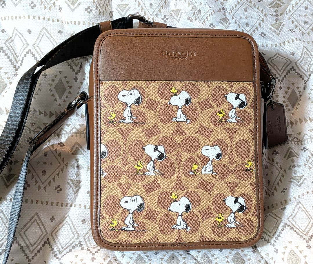 サリバン クロスボディ バッグ・シグネチャー キャンバス・スヌーピー プリント