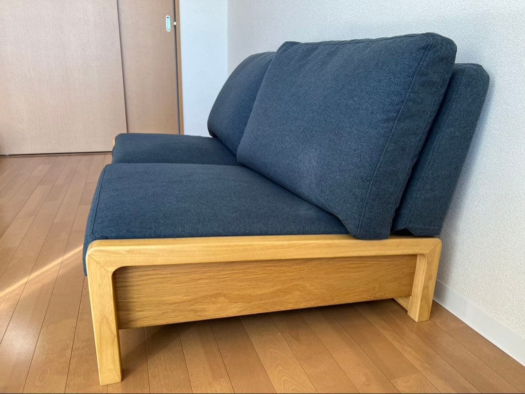 ダークブルー2人掛けソファ