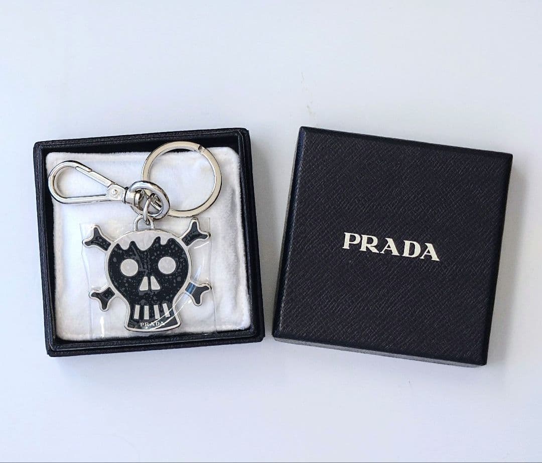 PRADA プラダ スカルデザイン キーホルダー