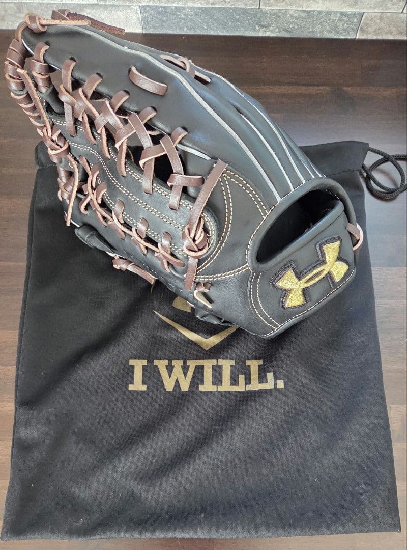 お*り様 ほぼ未使用 アンダーアーマー 外野用 左投げ 軟式グローブ 収納袋付き