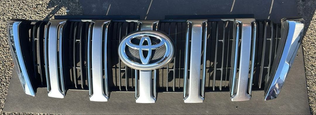 トヨタ プラド 150 中期型 ロゴ入りフロントグリル