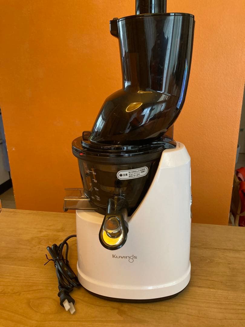 Kuvings 低速圧搾ジューサー 本体とカップ2個