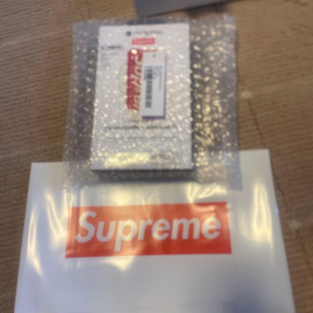 Supreme®/mophie® powerstation wireless