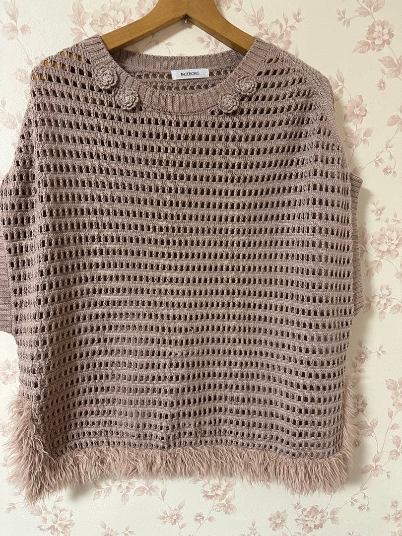 ま*た様 インゲボルグ　お花モチーフ付ニットベスト