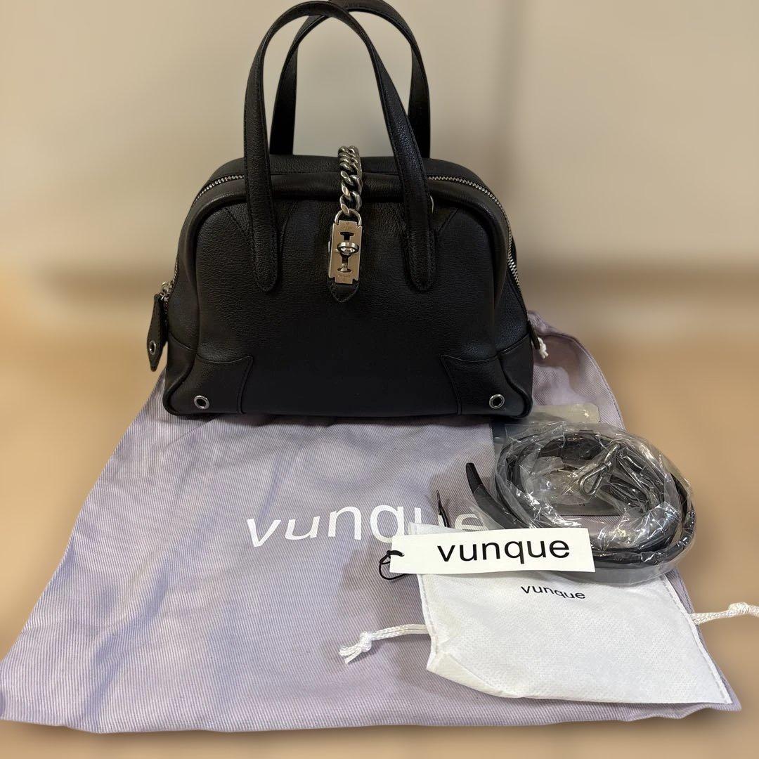 vunque ブラック ショルダーバッグ