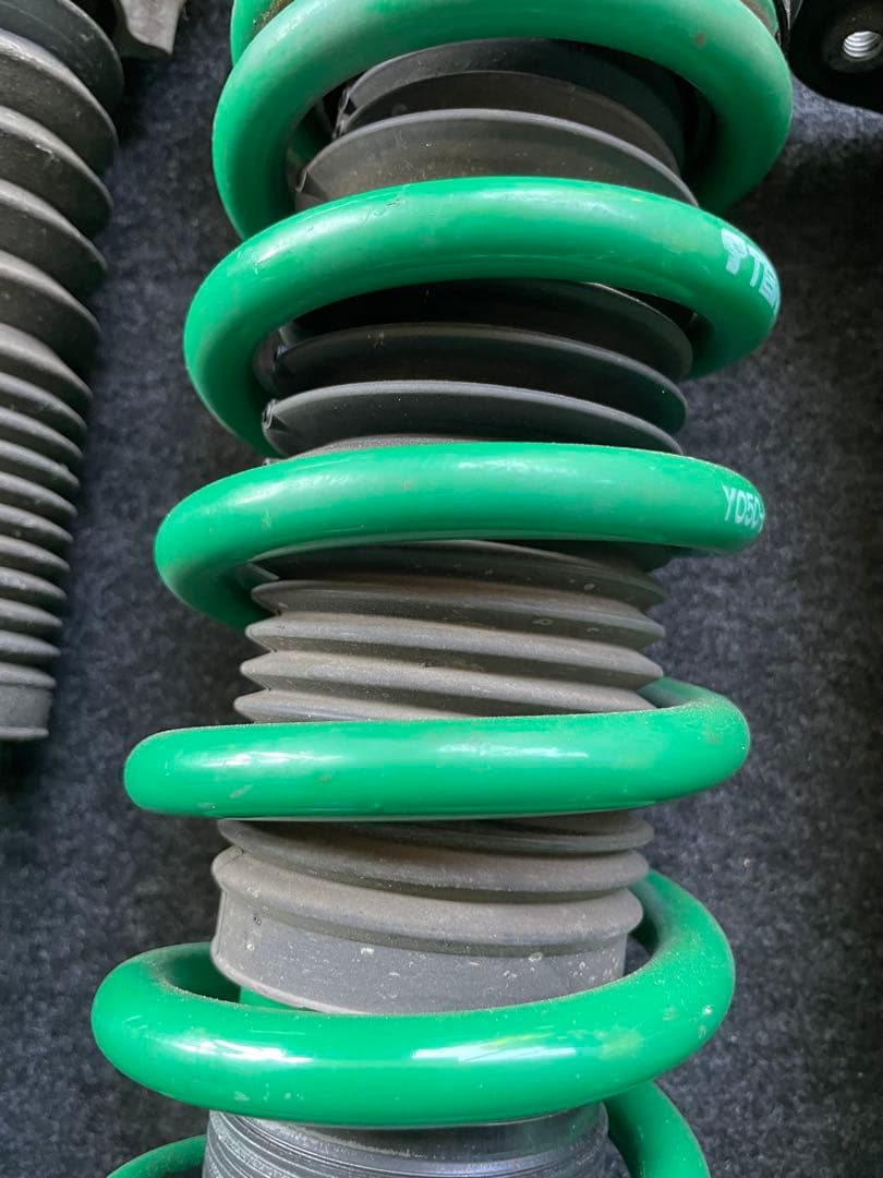 プレマシー　TEIN ネジ式車高調　　CWEFW CREW