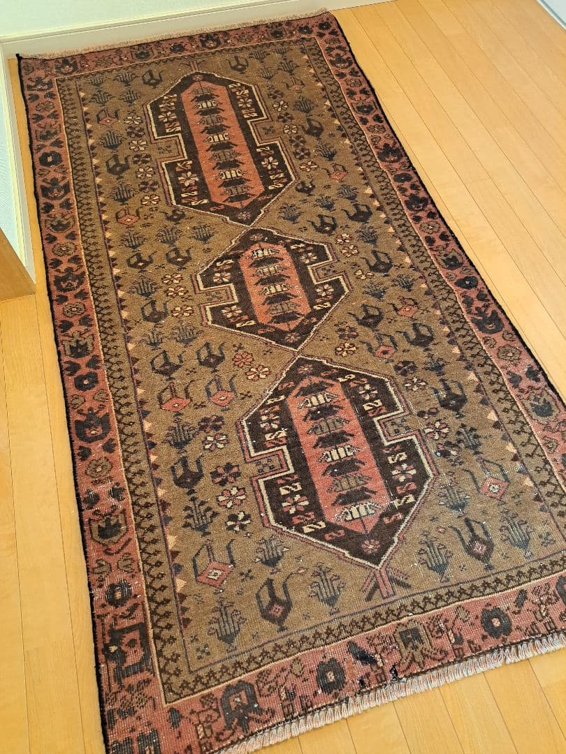 手織り絨毯　トライバルラグ　ヴィンテージラグ　ウール　カーペット　水差し