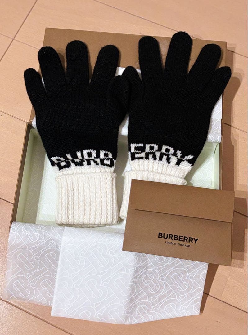 BURBERRY ニット手袋 ブラック・ホワイト