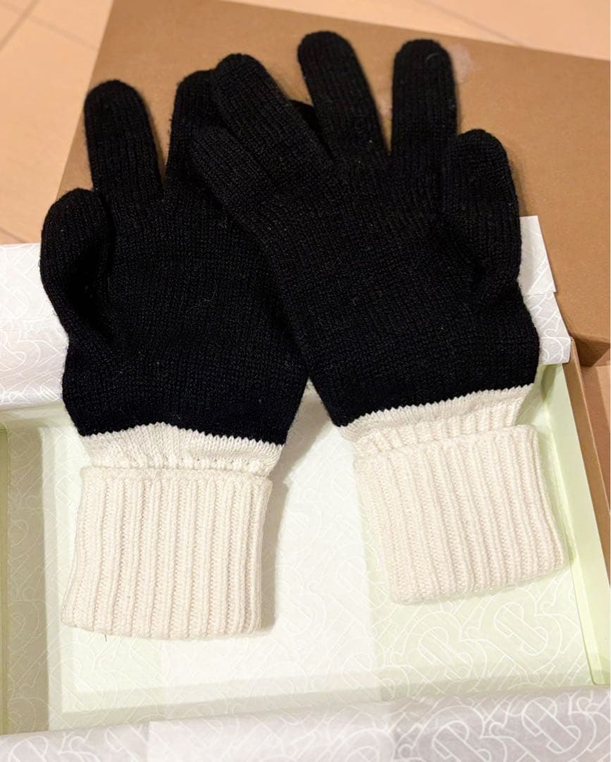BURBERRY ニット手袋 ブラック・ホワイト