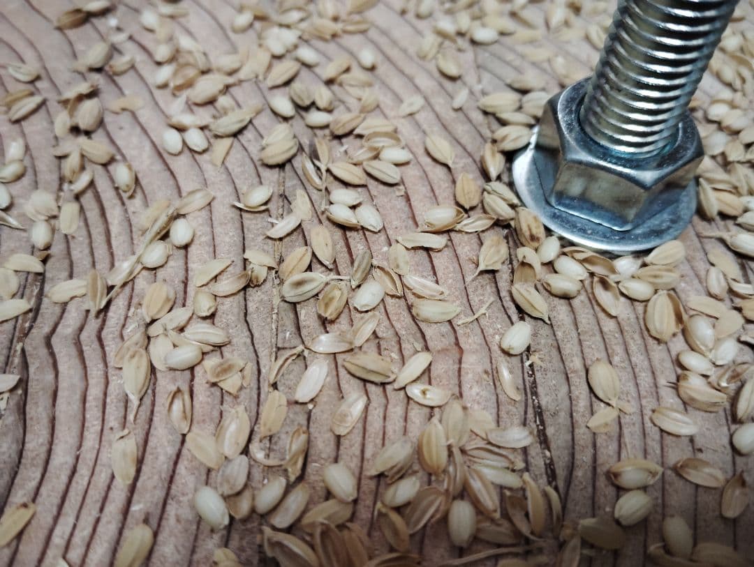 回転式籾擦り機(軽量小型 回転軸ボルト、上部投入タイプ)