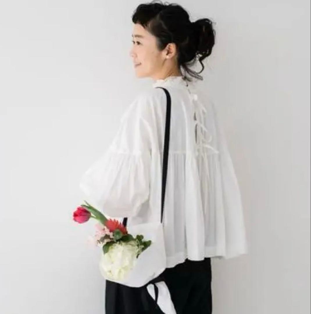 ネストローブ フリルカラーギャザーブラウス　白