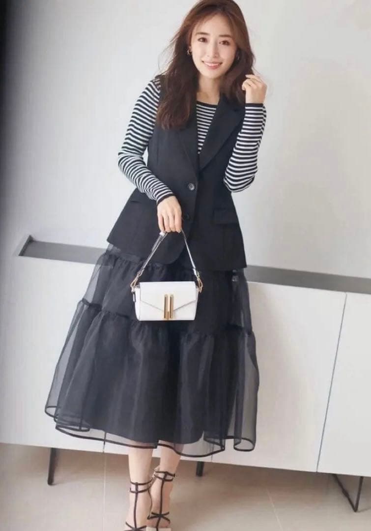 【美品】アプワイザーリッシェ　ウエストシェイプジレ　ペプラム　ベスト　ブラック