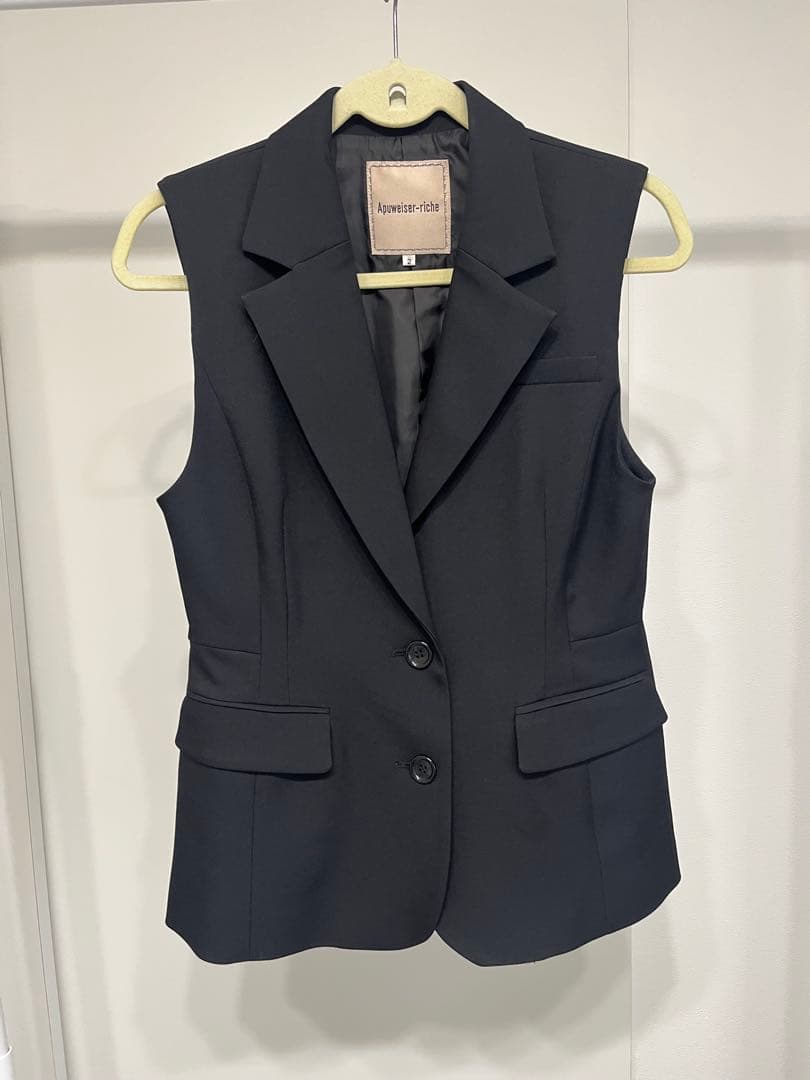 【美品】アプワイザーリッシェ　ウエストシェイプジレ　ペプラム　ベスト　ブラック