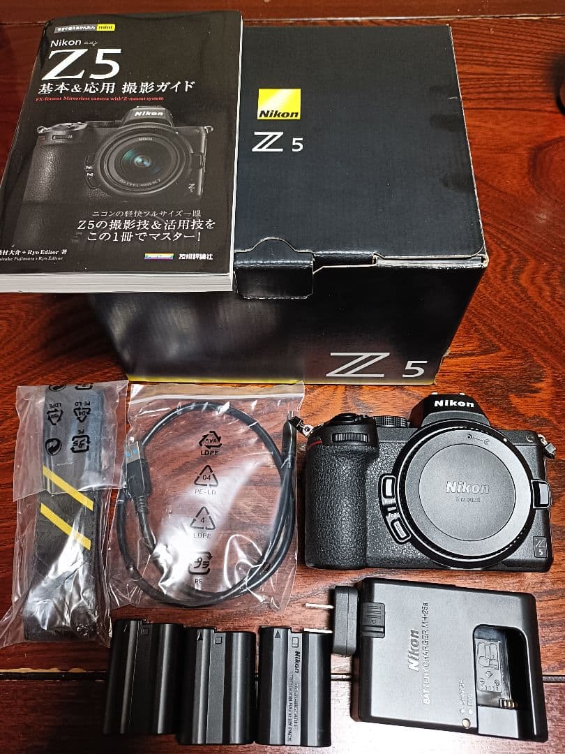 Nikon Z5 ミラーレス一眼カメラ　ショット数3500弱（ガイド本付き）